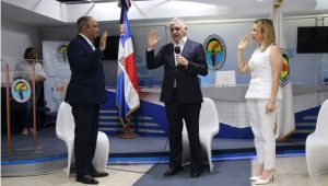 Vargas juramenta ex reformista Víctor Feliz y Kathy Durán