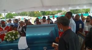 SJM: Entre llanto y dolor sepultan restos de exlanzador Odalís Pérez