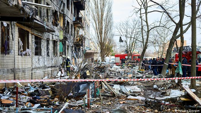 Rusia bombardea con cohetes
afueras de Kiev; destruye planta imagen
