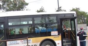 Desaprensivos apedrean autobús en SDN; hay dos mujeres heridas