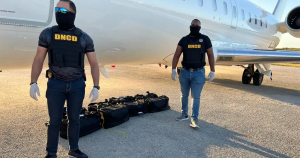 Hallan 200 paquetes cocaína en avión aeropuerto de Punta Cana