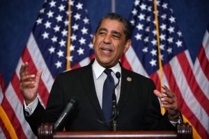 Espaillat pide al DHS que amplíe acceso inmigrantes a beneficios públicos