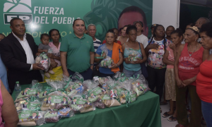 SDN: Víctor Pavón dona cientos kits para habichuelas con dulce