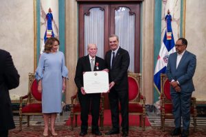 Abinader condecora al músico Guillo Carías con Orden Heráldica