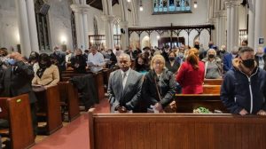 NUEVA YORK: Decenas asisten a misa en honor a periodistas fallecidos