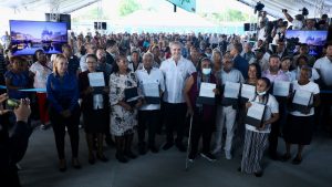 Presidente entrega 695 títulos de propiedad a residentes Los Mina