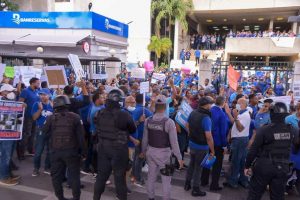 SANTIAGO: Con bombas PN trató dispersar protesta de profesores