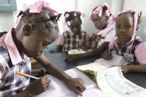 Reabren escuela barrio vulnerable de Haití asolado por la violencia
