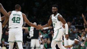 Con doble doble de Horford, Celtics igualan serie ante Bucks