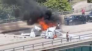 Cae avioneta en un puente Miami-Beach; al menos seis heridos