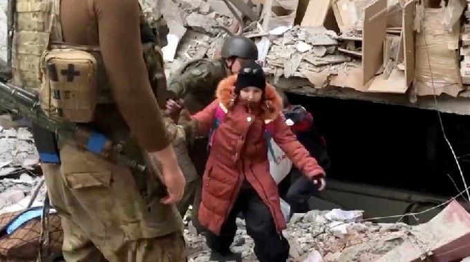 Kiev denuncia ataques rusos en Azovstal tras las evacuaciones imagen