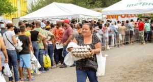 SANTIAGO: Dicen 20 mil personas compraron en feria del INESPRE