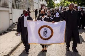 Continúa en Haití tercera semana huelga de secretarios judiciales