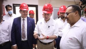 Ministro de Industria y Comercio visita la cementera Domicem