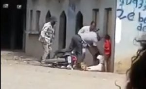 Circula video donde se ve policías golpeando a mujer de tez oscura