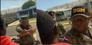 Migración cancela a dos agentes acusados de agredir a haitiano