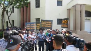 Protestan por los operativos de Migración en ciudad Juan Bosch