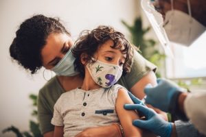 Pfizer asegura alta eficacia 3 dosis de vacuna en menores de 5 años