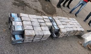 BANI: Ocupan 659 paquetes de cocaína y apresan a tres personas