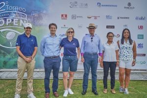 Unos 85 competidores expertos participan en el Open Bahía Golf