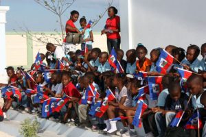 Bandera de Haití ondea en las manos de cientos de niños