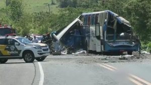 BRASIL: Al menos once muertos tras colisionar autobús y camión
