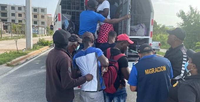 Migración repatria 325 haitianos apresados en Ciudad Juan Bosch