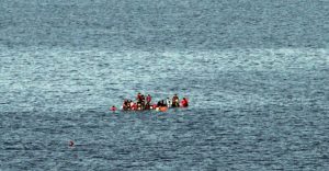 Rescatan cadáver mujer y 68 personas tras naufragio en el Canal de Mona