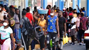 Exigen a Abinader que ordene la naturalización de haitianos en RD