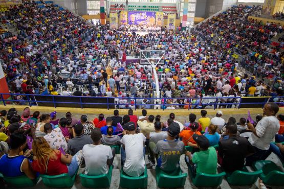 Danilo Medina sugiere apoyar productores para detener hambre imagen