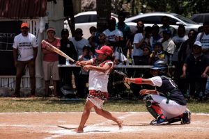 Indígenas mexicanas retan sin zapatos a dominicanas en softbol