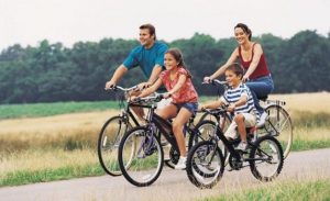 Andar en bicicleta fomenta personas y medio ambiente sanos