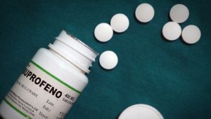 Ven ibuprofeno más efectivo en dolor de espalda que paracetamol