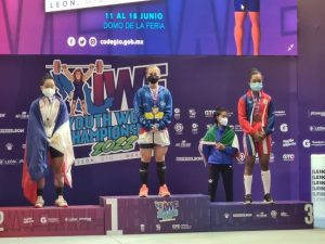 Pesista Rosailiz Santana gana bronce Mundial U17 de México
