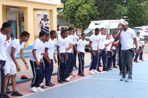 Decenas de niños participan en programa de Recreo Divertido