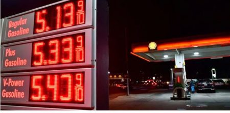 Precio gasolina en EEUU llega a 5 dólares por galón, lo nunca visto