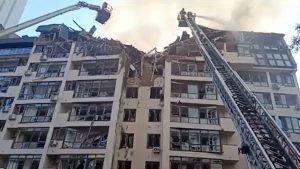 UCRANIA: Misil impacta edificio apartamentos del centro de Kiev