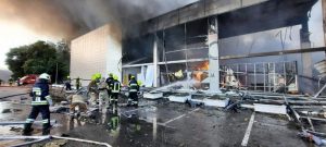 Diez muertos y 40 heridos por misil en centro comercial Ucrania