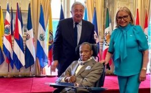 FRANCIA: Senado reconoce artista plástico dominicano Vicente Pimentel