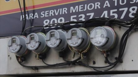 Dominicanos están irritados por aumentos en la tarifa eléctrica