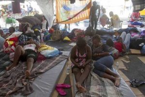 Desplazados por violencia en Haití viven en condiciones inhumanas