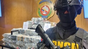 Autoridades se incautan 329 kilos cocaína y detienen a tres hombres