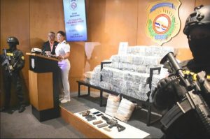 Detienen tres con 321 paquetes de cocaína y diez pacas marihuana