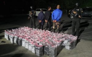Ocupan 806 paquetes de cocaína y apresan a tres en lancha rápida
