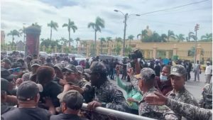 Forcejeos e insultos permearon en manifestación de pensionados PN