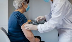 Europa vacunará con cuarta y quinta dosis a mayores 60 años