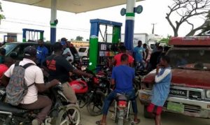 Haitianos cruzan a Dominicana para comprar gasolina más barata
