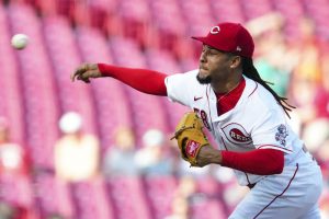 Pitcher Luis Castillo a Marineros; Rojos obtienen 4 prospectos