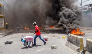 Pandillas  armadas incendiaron una fiscalía en capital haitiana