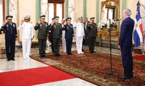 Presidente Abinader juramenta en Palacio a nuevos mandos militares